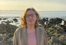 Marta Mori: «la poesía gallega ta viviendo un momentu d’esplendor» Marta Mori cola mar de fondu