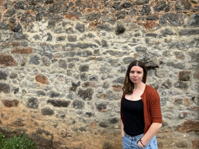 Marina Pangua delante de una pared de piedra