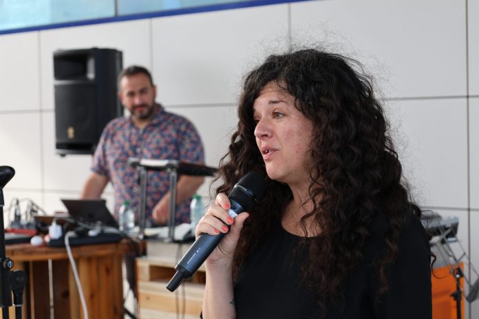 Sofía Castañón en un recital poético.