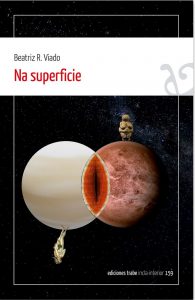 Portada del llibru: collage de María Arce que recuerda un eclipse parcial de dos astros. La parte que se superpón asemeya una forma vaxinal. So la superficie de cada astru hai una venus (la de Botticelli y una figura paleolítica de piedra)