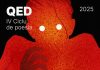 El Ciclu de poesía QED vuelve esti vienres 24 d’ochobre Cartel IV Ciclu de poesía QED. Fondu prietu, figura collorada colos güeyos blancos y les manes en postura como de mieu.