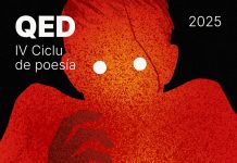 El Ciclu de poesía QED vuelve esti vienres 24 d’ochobre Cartel IV Ciclu de poesía QED. Fondu prietu, figura collorada colos güeyos blancos y les manes en postura como de mieu.