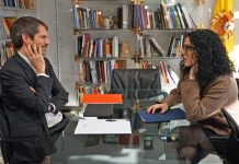 Los Premios Nacionales de Lliteratura inclúin l’asturianu pa 2026 El ministru de cultura español Ernest Urtasun y la conseyera de cultura asturiana Vanessa Gutiérrez, sentaos a una mesa debatiendo.