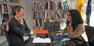 Los Premios Nacionales de Lliteratura inclúin l’asturianu pa 2026 El ministru de cultura español Ernest Urtasun y la conseyera de cultura asturiana Vanessa Gutiérrez, sentaos a una mesa debatiendo.