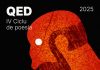 Ciclu de Poesía QED 2025: tres recitales y una antoloxía Cartel de la tercer sesión del Ciclu de Poesía QED 2025: figura d'home de perfil y información sobre autores y recital.