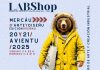 Entama la edición d’iviernu del LABShop, los díes 20 y 21 d’avientu Cartel LABShop: 20 y 21 d'avientu 2025. Na semeya, un humanu con trenca mariella y cabeza d'osu caminando