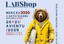 Entama la edición d’iviernu del LABShop, los díes 20 y 21 d’avientu Cartel LABShop: 20 y 21 d'avientu 2025. Na semeya, un humanu con trenca mariella y cabeza d'osu caminando