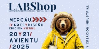 Entama la edición d’iviernu del LABShop, los díes 20 y 21 d’avientu Cartel LABShop: 20 y 21 d'avientu 2025. Na semeya, un humanu con trenca mariella y cabeza d'osu caminando