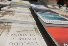 La temporada de feries lliteraries garra puxu n’Asturies Llibros: L'escudu d'armes de Xixón y dellos exemplares de la revista Formientu