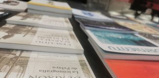 La temporada de feries lliteraries garra puxu n’Asturies Llibros: L'escudu d'armes de Xixón y dellos exemplares de la revista Formientu