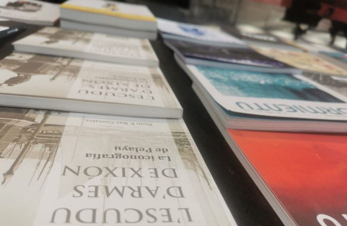 Llibros: L'escudu d'armes de Xixón y dellos exemplares de la revista Formientu